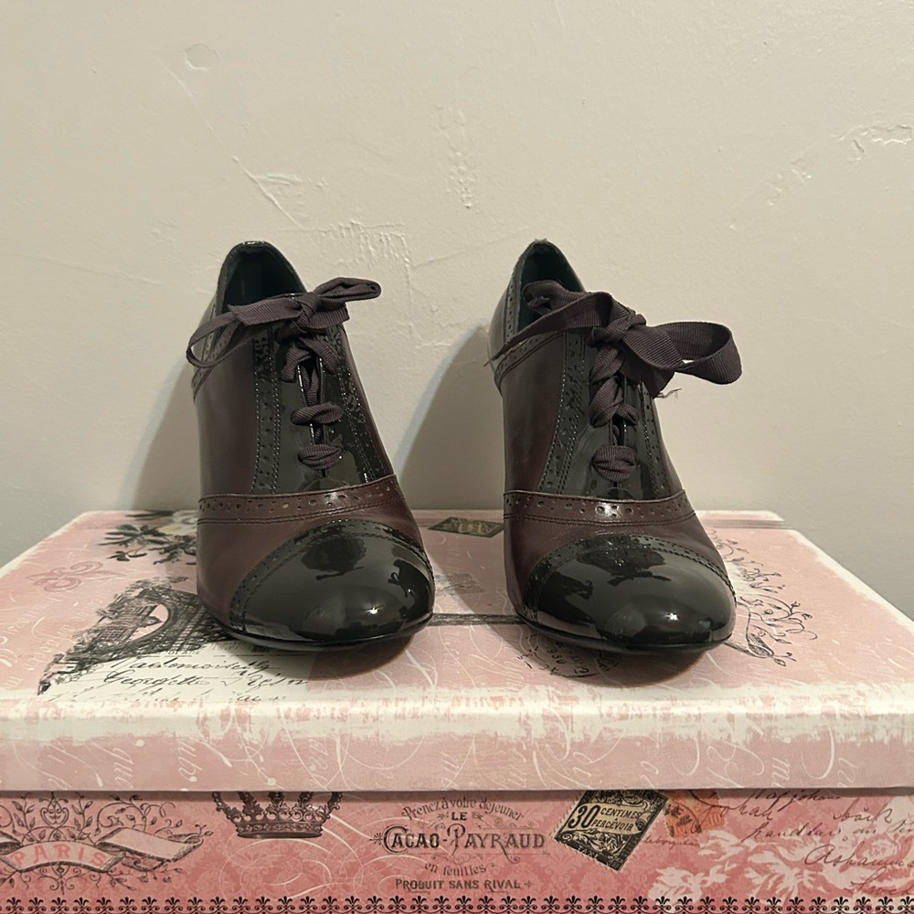 Gianni Bini Lace-Up Two-Tone Women's Oxford Heels